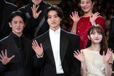 映画『ゴールデンカムイ』の完成披露舞台挨拶に登壇した山崎賢人ら