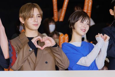 映画『サイレントラブ』完成披露試写会で、ラブストーリーらしくハートポーズを繰り出す山田涼介と浜辺美波