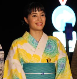 広瀬すず、浴衣姿で花火を堪能！