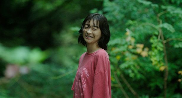 「梨泰院クラス」でIQ162の天才少女役を演じた若手実力派女優、キム・ダミ。本作ではまぶしい笑顔も印象的