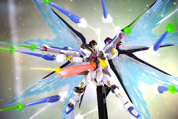 【写真を見る】迫力がすごい！ストライクフリーダムガンダムのハイマットフルバーストを完全再現！