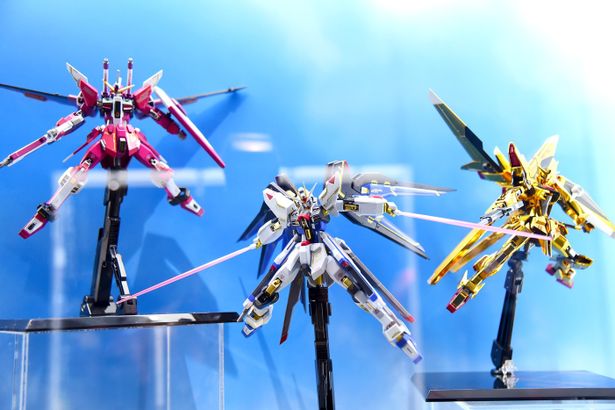 ストライクフリーダムガンダム、インフィニットジャスティスガンダム、アカツキガンダムの出撃シーン