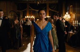 彼女のエレガントな装いは、女子も必見！