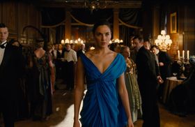 彼女のエレガントな装いは、女子も必見！