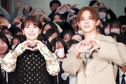 山田涼介＆浜辺美波の登場に、350名の学生たちが大熱狂！