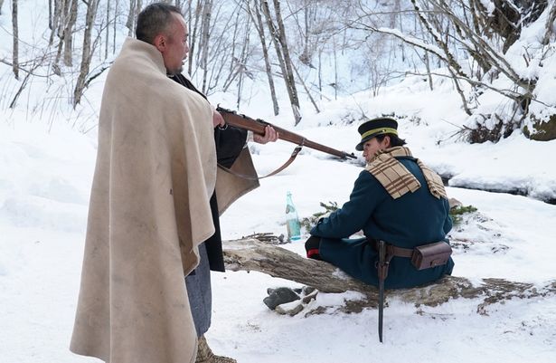 北海道の雪山で一緒に暖を取っていた男(マキタスポーツ)からアイヌの金塊の話を聞く