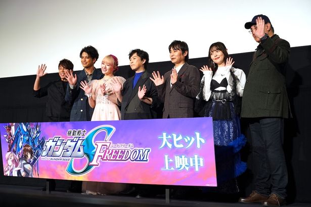 会場に手を振る登壇者たち