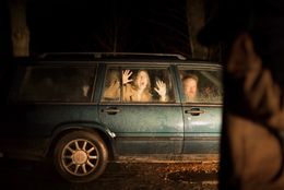 偶然の出会いから受け取った招待状から、家族は恐怖のどん底へ突き落とされることに