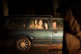 偶然の出会いから受け取った招待状から、家族は恐怖のどん底へ突き落とされることに