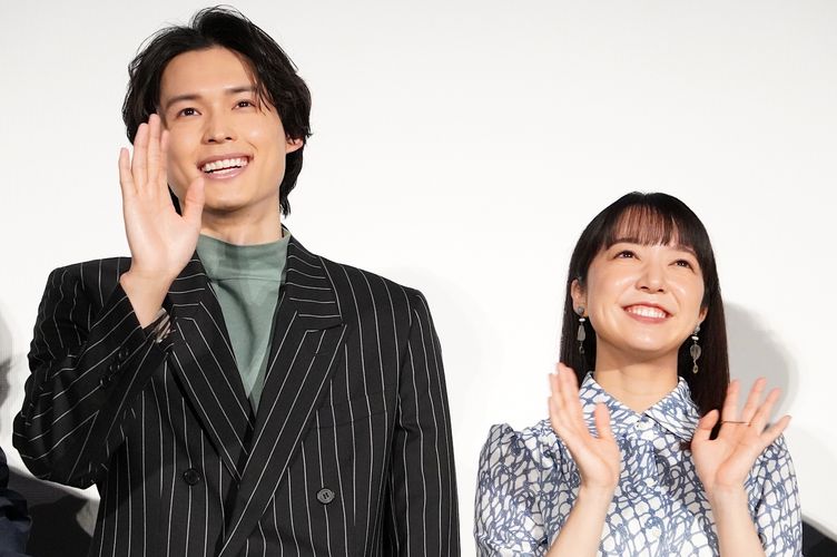 松村北斗＆上白石萌音は「本気な人」『夜明けのすべて』三宅唱監督からのサプライズ手紙に感激！