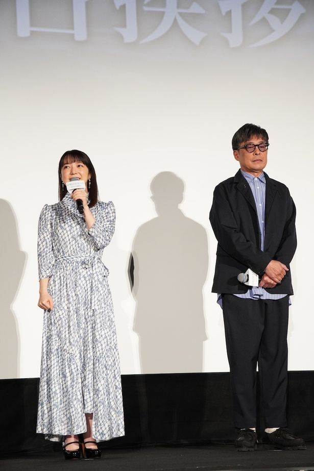 【写真を見る】上白石萌音、上品な総柄ワンピース姿で登場