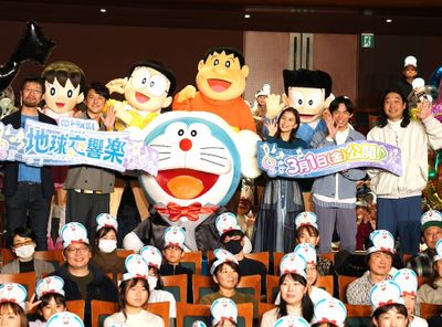 『映画ドラえもん のび太の地球交響楽』(3月1日公開)の完成披露試写会に登壇した石丸幹二、芳根京子、かが屋の加賀翔、賀屋壮也と、ドラえもん、のび太、しずか、ジャイアン、スネ夫、今井一暁監督