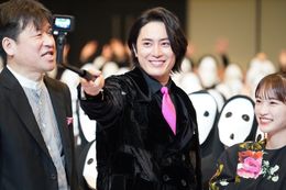 映画『変な家』のイベントで客席をバックに自撮りをする間宮祥太朗、佐藤二郎、川栄李奈。