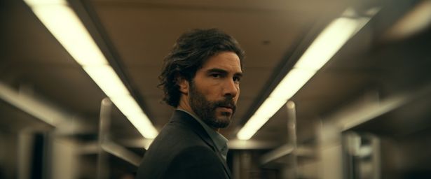 少女たちを殺そうとする謎の男が執拗にキャシーを付け狙う(『マダム・ウェブ』)