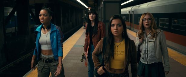 悪夢のような未来から3人の少女を救うため、キャシーは能力を駆使して奮闘する(『マダム・ウェブ』)
