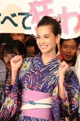 男性を狂わす魔性の女を演じた水原希子