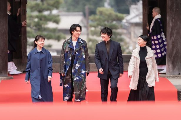 【写真を見る】笑顔で深紅のカーペットを歩く山崎賢人ら豪華俳優陣と佐藤嗣麻子監督！