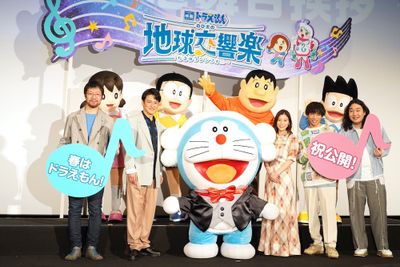『映画ドラえもん のび太の地球交響楽(ちきゅうシンフォニー)』(公開中)の公開記念舞台挨拶に登壇した石丸幹二、芳根京子、お笑いコンビかが屋の加賀翔、賀屋壮也、ドラえもん、のび太、しずか、ジャイアン、スネ夫、今井一暁監督