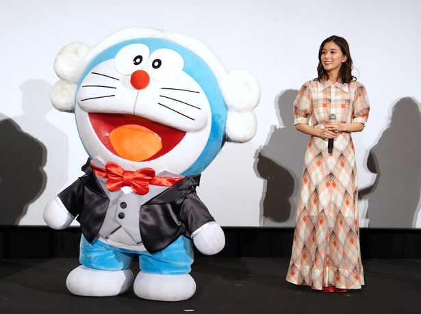 【写真を見る】『映画ドラえもん』に参加し音楽の素晴らしさ、みんなで一つのことを一緒にやる楽しさを知ったと笑顔の芳根京子