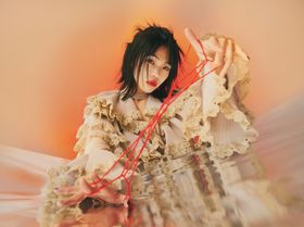 初写真集も話題に！勢いが止まらないアイナに注目