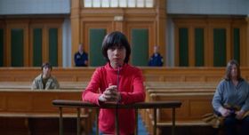 証人として法廷に立たされる11歳の息子、ダニエル