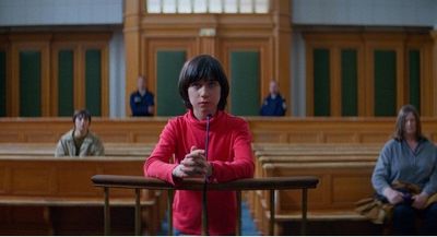 証人として法廷に立たされる11歳の息子、ダニエル