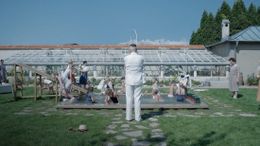 アウシュビッツ強制収容所と、壁一枚隔てた屋敷に住む収容所の所長家族の姿が描かれる『関心領域』