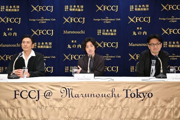 【写真を見る】外国人記者たちからの質問に答える若葉竜也、伊勢谷友介、荒木伸二監督