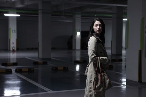 何者かに見張られている感覚を覚えるユギョン(『黒い手』)