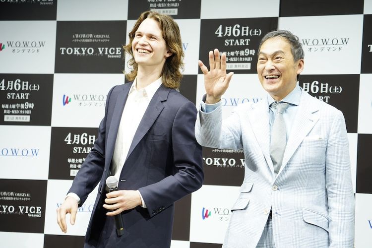 ドラマ「TOKYO VICE」主演のアンセル・エルゴート、バースデーケーキに笑顔！「日本のイチゴは本当においしい」