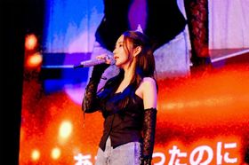 東京では「みなさん会いたかったですか？」と日本語で、また大阪では「みなさん、めっちゃ会いたかったで」と関西弁で挨拶