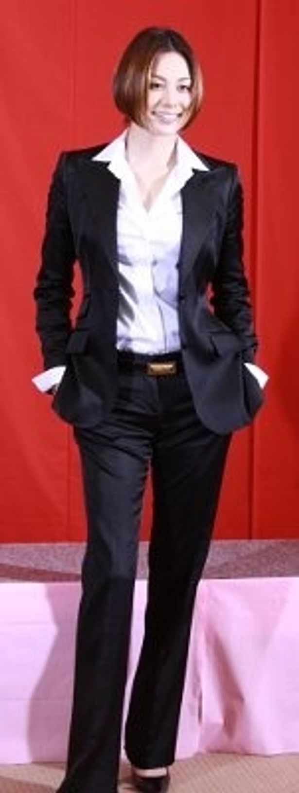 スラリ、足の長さに惚れ惚れ！スーツも似合う米倉涼子