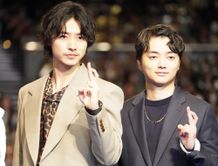 映画『陰陽師0』(4月19日公開)ジャパンプレミアに出席した山崎賢人と染谷将太。劇中の”印”もスマートに披露！