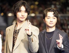 映画『陰陽師0』(4月19日公開)ジャパンプレミアに出席した山崎賢人と染谷将太。劇中の”印”もスマートに披露！