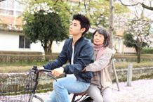 『春なれや』での、村上と吉行和子が桜並木を通り抜ける場面は壮麗