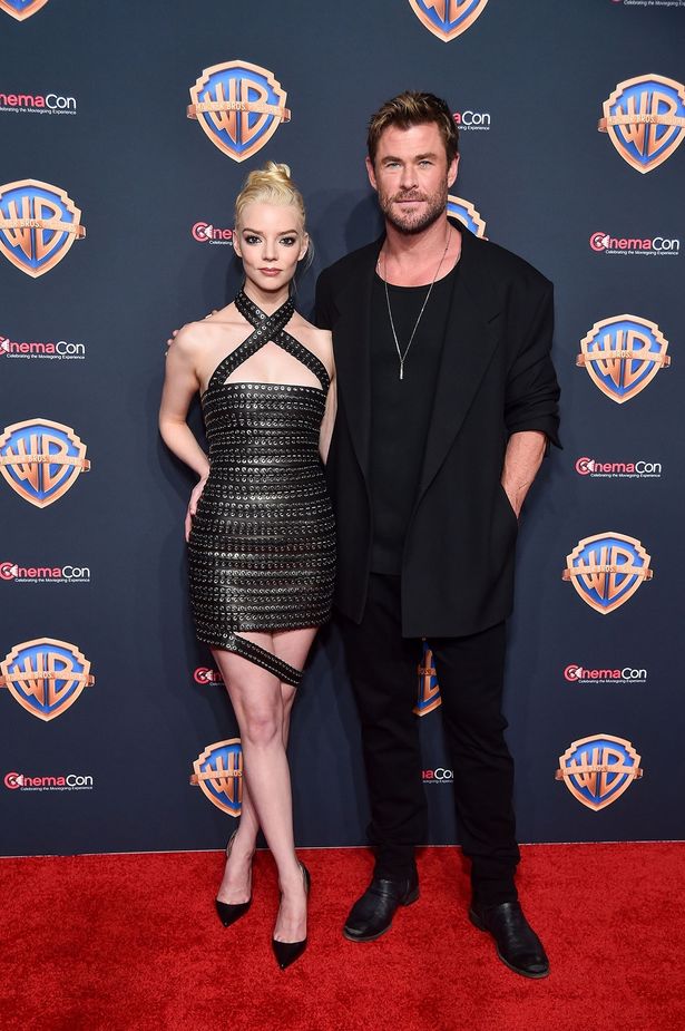 【写真を見る】アニャ・テイラー＝ジョイ＆クリス・ヘムズワース、クールすぎるファッションでCinemaConの会場を沸かす！
