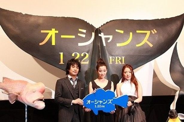 背景のオブジェは、等身大のザトウクジラのしっぽ