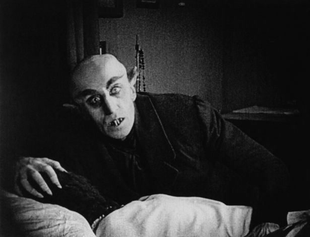 F・W・ムルナウが監督した『Nosferatu』(22)に基づく