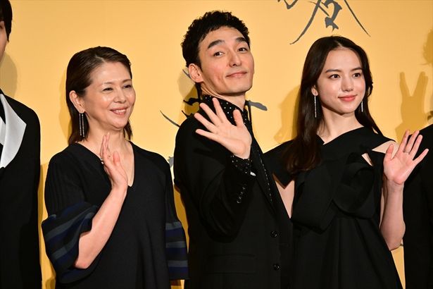 『碁盤斬り』完成披露舞台挨拶での小泉今日子、草彅剛、清原果耶