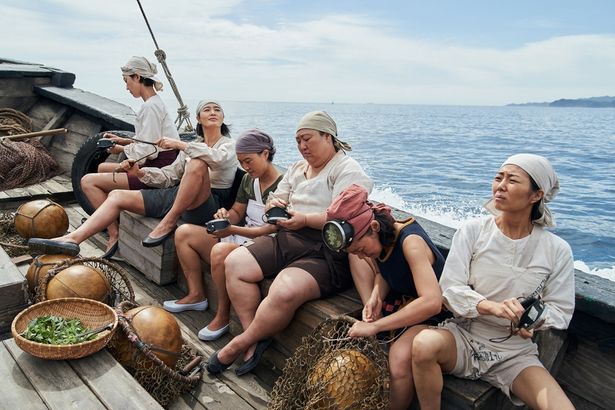 生き抜くため密輸という闇ビジネスに手を染める海女たち