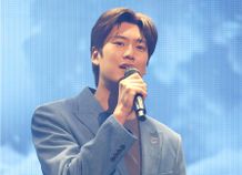 ミュージカルで鍛えた歌唱力を披露するナ・イヌ