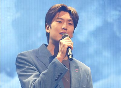 ミュージカルで鍛えた歌唱力を披露するナ・イヌ