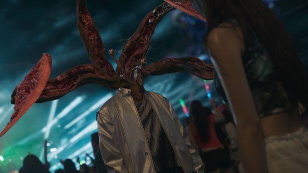 寄生された人間の強烈なビジュアルと凄惨なシーンに圧倒される(「寄生獣 －ザ・グレイ－」)