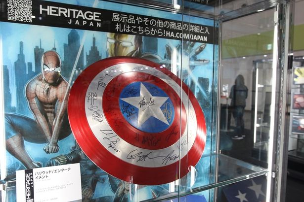 キャストのサインが記されたキャプテン・アメリカの盾