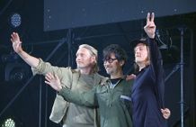 会場の声援に応える3人