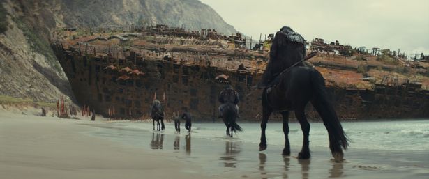 海岸線のシーンは、シリーズ第1作の伝説のラストを思い起こさせる