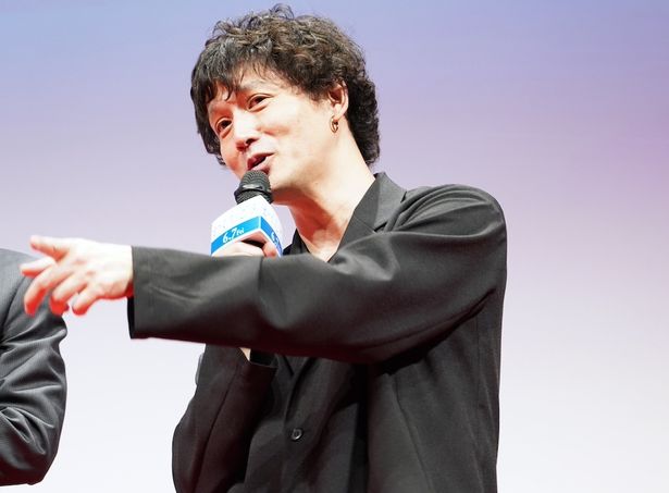 回答に困った安藤はステージ前に見える花道を見て「(コメントの代わりに)そこ歩きましょうか？」と笑わせた