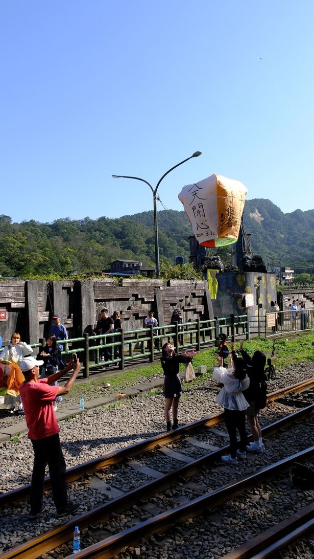 世界各地からやってきた観光客が自分の願い事をランタンに書き込んで空へ飛ばす