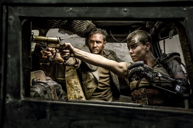 【写真を見る】手に持つ銃は、『怒りのデス・ロード』でマックスがフュリオサから奪った銃に酷似しているようだが…