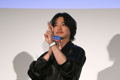 「(山崎は)指が長くてみんなが見とれる」と佐藤嗣麻子監督がコメント